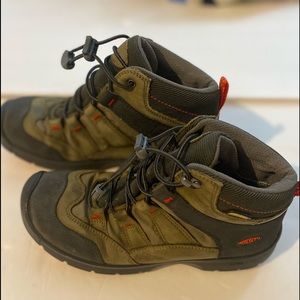 Boys Keen boots hiking trails hunting S5 black tan orange lace up Previously own
